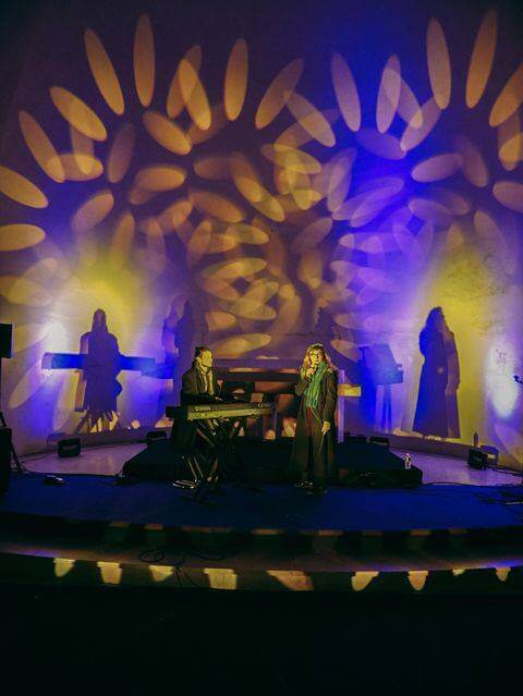 Concert sur scène en Chapelle: pianiste, chanteuse, et videoprojection. Concert sur scène en Chapelle: pianiste, chanteuse, et videoprojection.