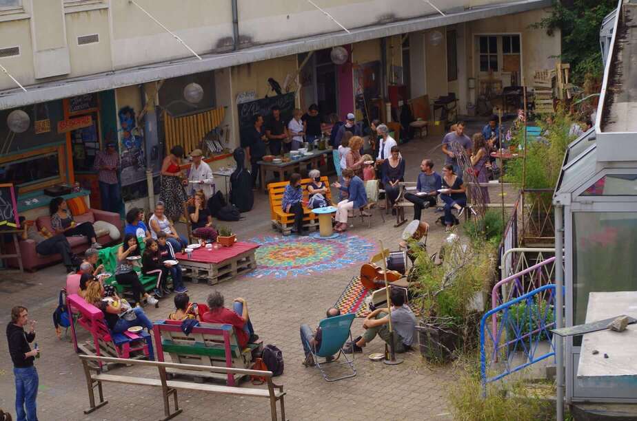 Rassemblement dans la cour des Petits Châtelets, à l'occasion d'une soirée repas concert Rassemblement dans la cour des Petits Châtelets, à l'occasion d'une soirée repas concert